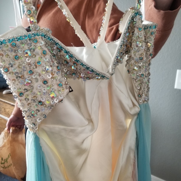 Prom dress - Picture 3 of 4